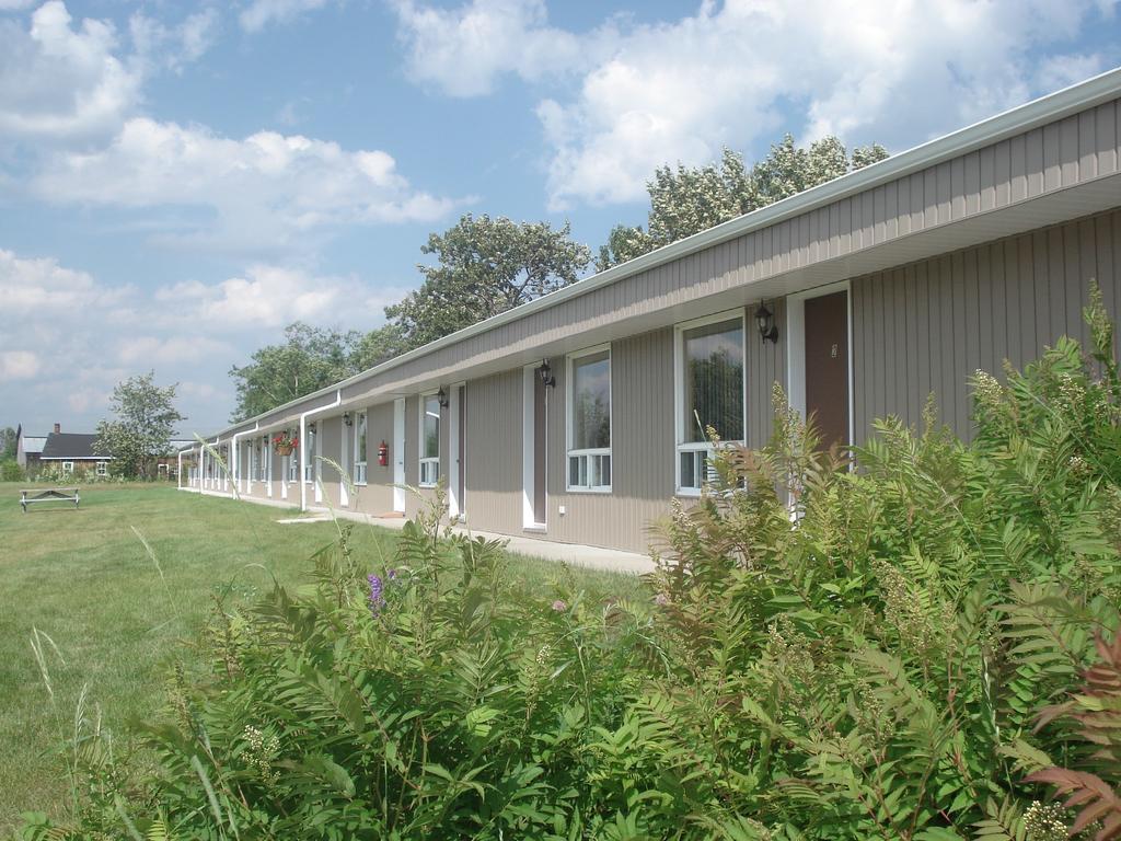 Motel La Maison De Travers Baie-Sainte-Catherine Exterior foto