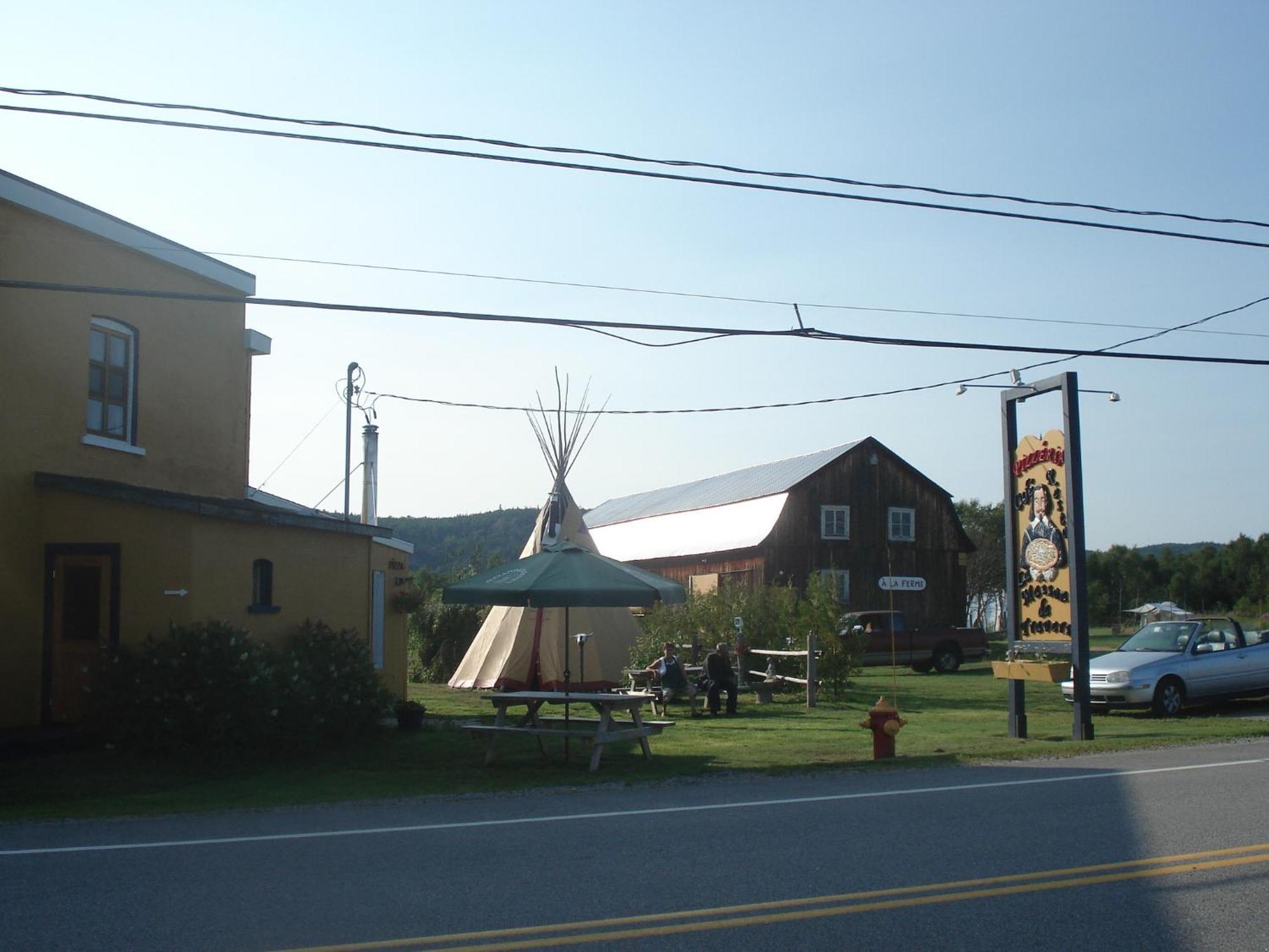 Motel La Maison De Travers Baie-Sainte-Catherine Exterior foto