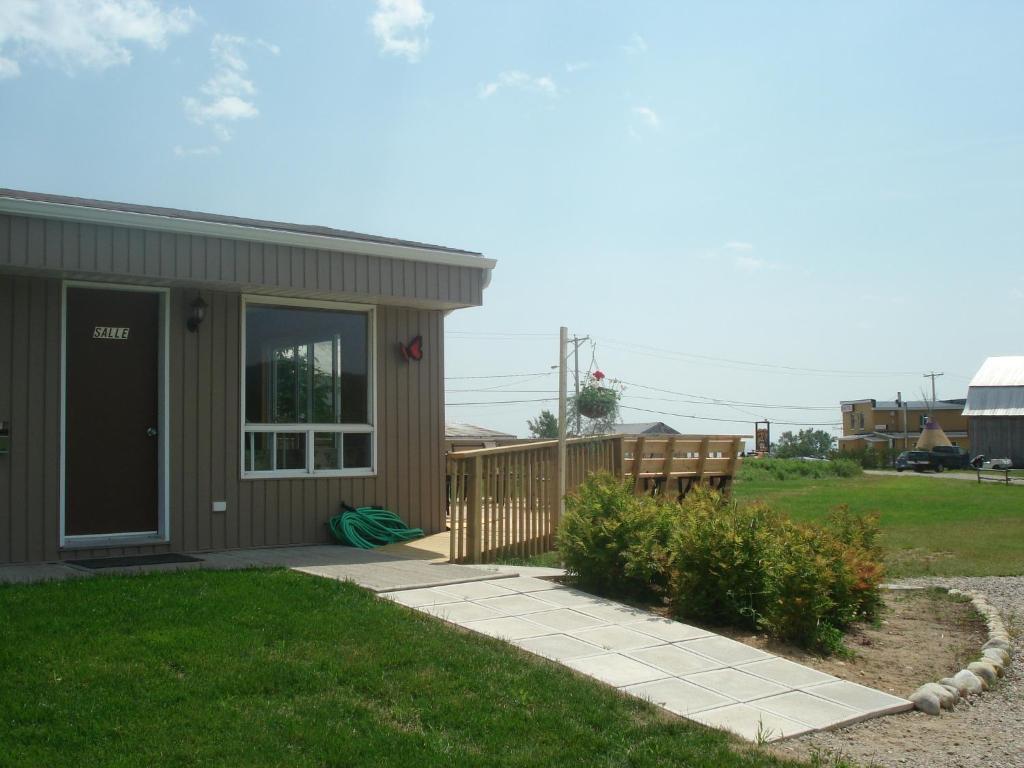 Motel La Maison De Travers Baie-Sainte-Catherine Exterior foto